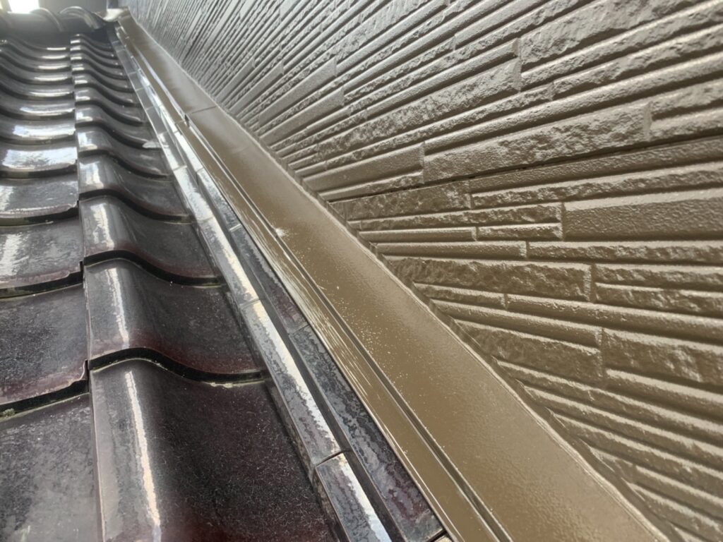 屋根水切りの上塗り完了