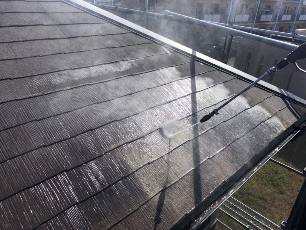 久留米市N様の屋根高圧洗浄中