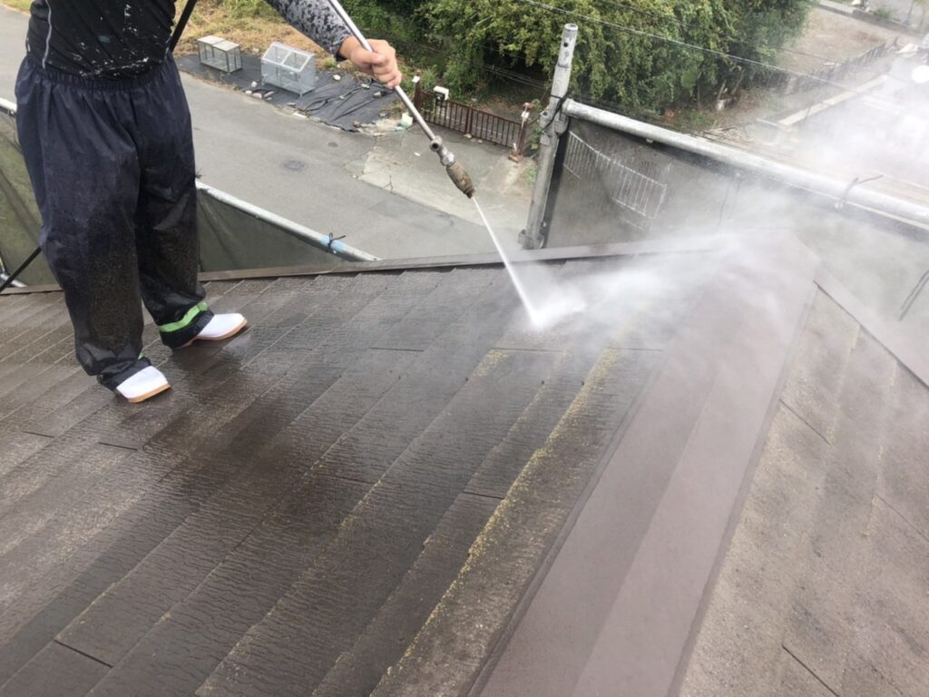 久留米市城島町Ｎ様邸の屋根の高圧洗浄中
