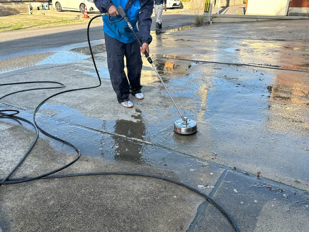 久留米市城島町Ｎ様邸の駐車場の高圧洗浄中