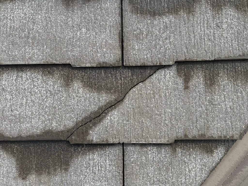 久留米市城島町Ｎ様邸の屋根のひび割れ箇所