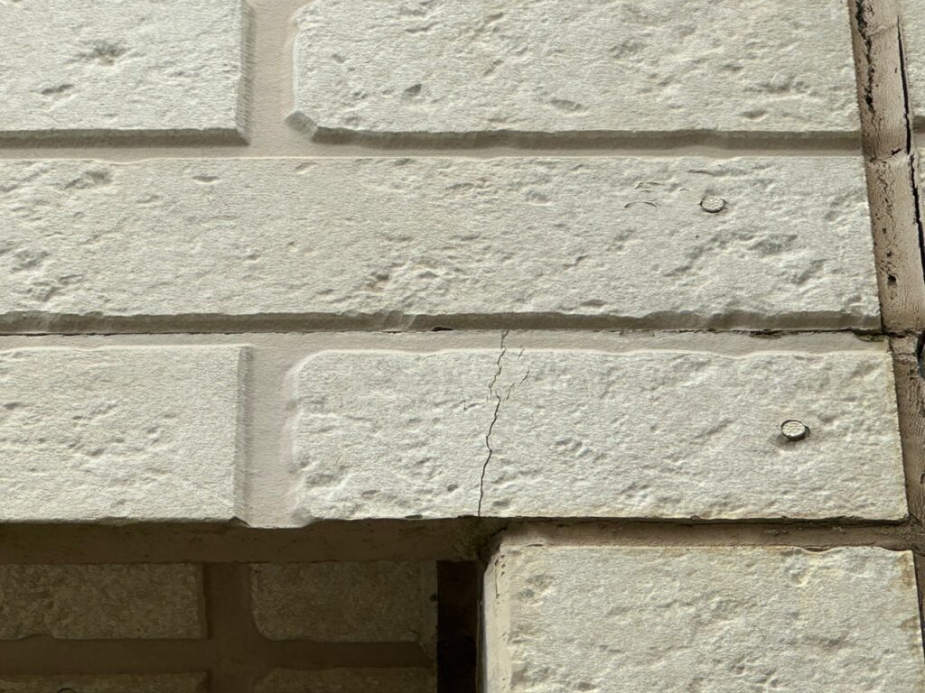 小郡市美鈴が丘H様邸の施工前の外壁(ひび割れ箇所)