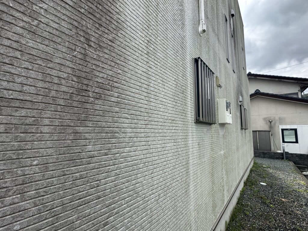 那珂川市別所T様邸の外壁のコケ・カビ・藻①