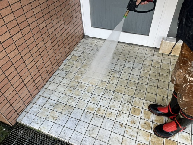 小郡市三沢N様邸の防水土間の高圧洗浄中②