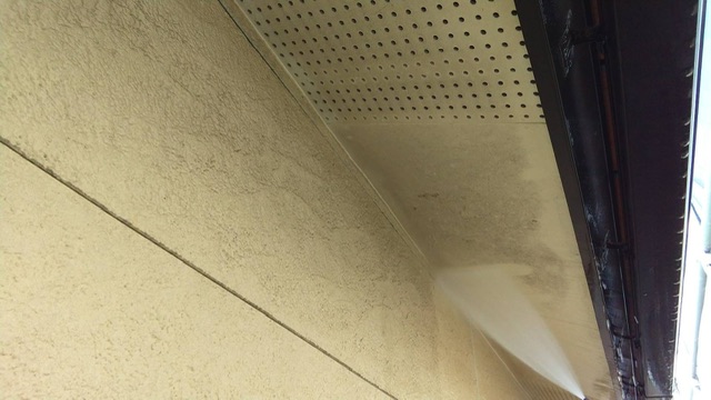 福岡県柳川市筑紫町K様邸の軒天の高圧洗浄中