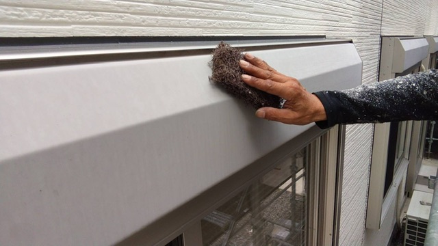 久留米市梅満町U様邸宅のシャッターボックスのケレン中