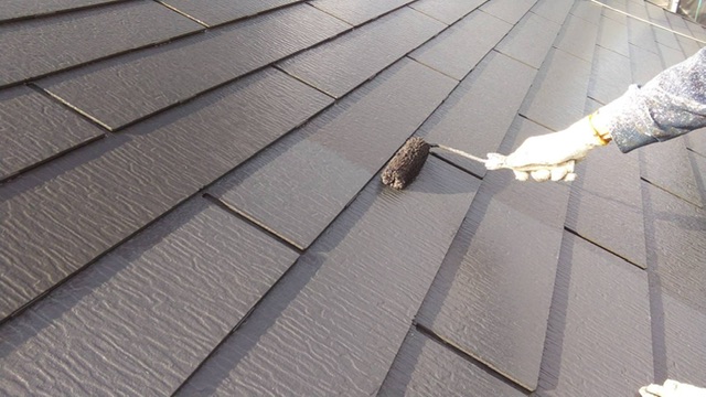 久留米市梅満町U様邸の屋根の上塗り中