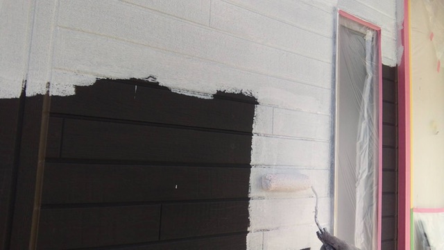 久留米市梅満町U様邸の外壁の下塗り中