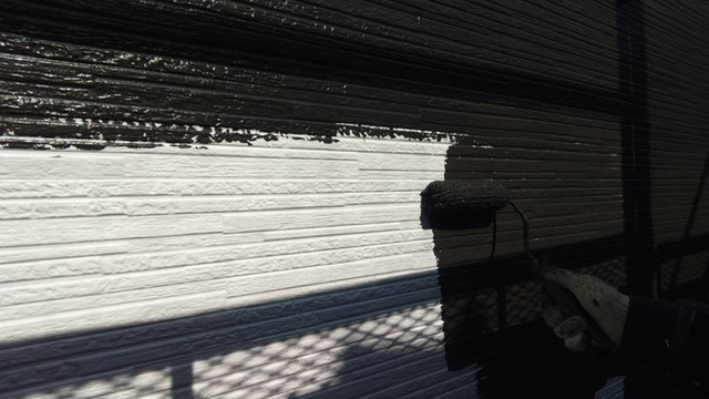 久留米市梅満町U様邸の外壁の中塗り中