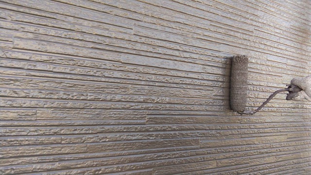 久留米市梅満町U様邸の外壁の上塗り中