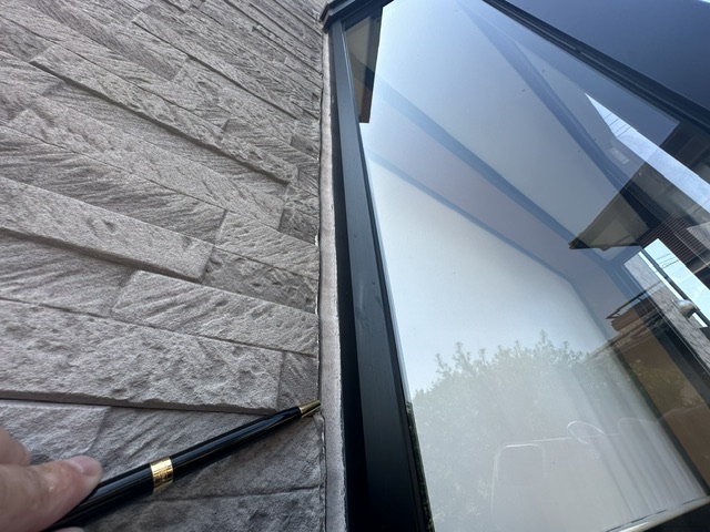 久留米市三潴町のH様邸のサッシ周りシーリングの割れ・切れ