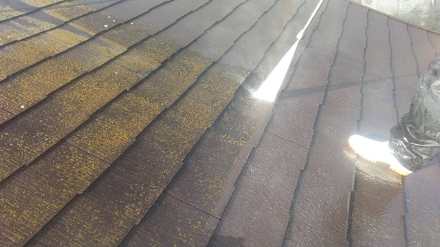 久留米市野中町のM様邸の高圧洗浄中の屋根