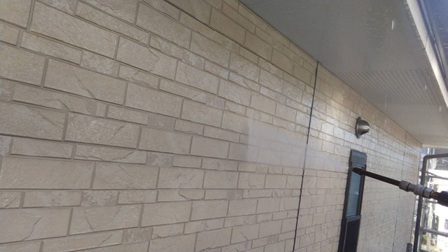 久留米市野中町のM様邸の高圧洗浄中の外壁