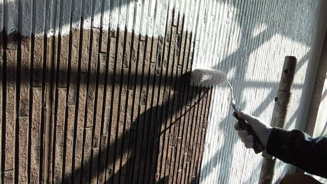 久留米市野中町のM様邸の外壁の下塗り中