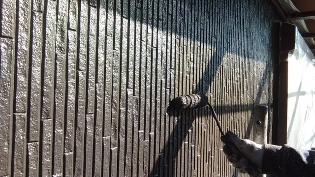 久留米市野中町のM様邸の外壁の上塗り中