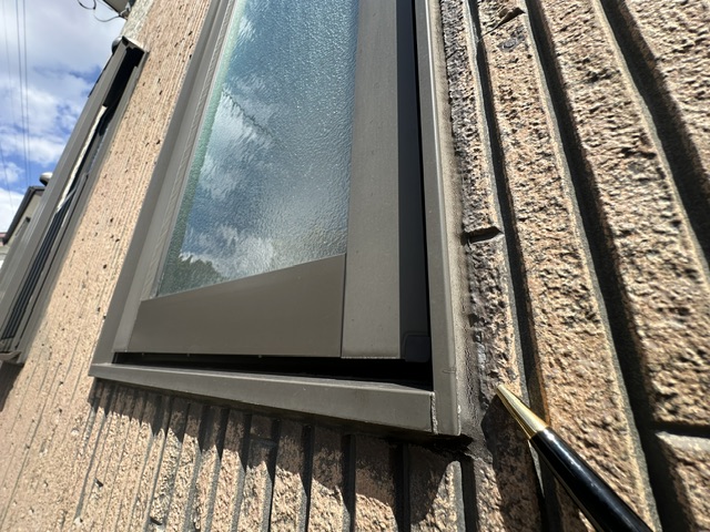 福岡県久留米市野中町M様邸のサッシ周りシーリングの割れ・切れ