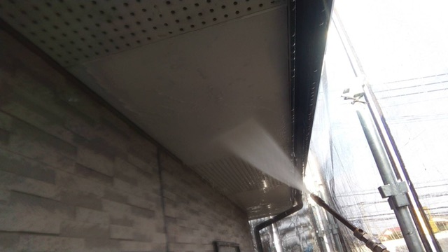 久留米市三潴町H様邸宅の軒天の高圧洗浄中