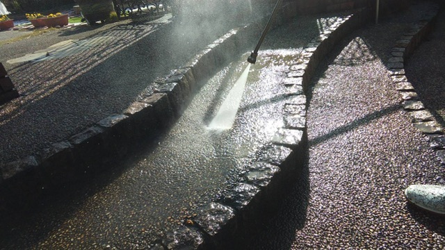 久留米市三潴町H様邸宅の土間の高圧洗浄中