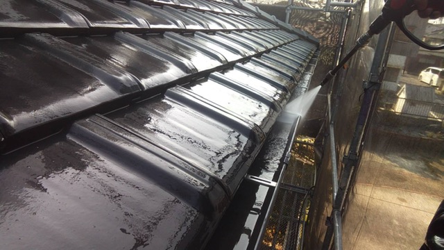 久留米市三潴町H様邸宅の雨樋の高圧洗浄中