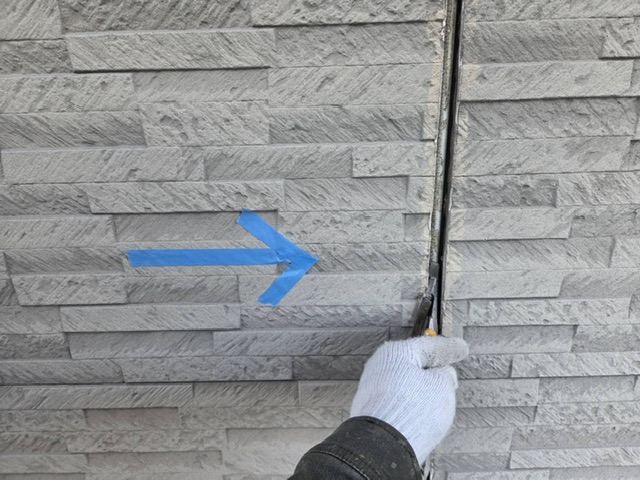 久留米市三潴町H様邸の目地シーリングの撤去中