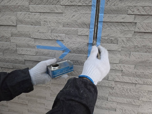 久留米市三潴町H様邸の目地シーリングのプライマー塗布中