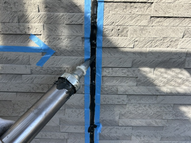 久留米市三潴町H様邸の目地シーリングの新シーリングの充填中