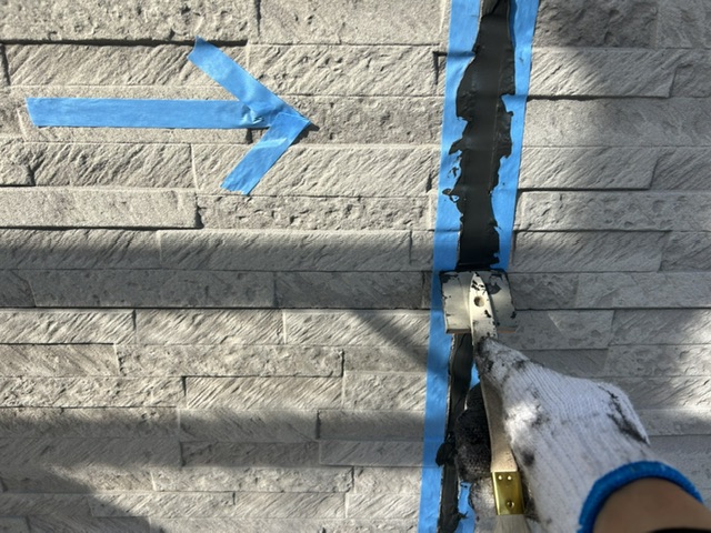 久留米市三潴町H様邸の目地シーリングのヘラ仕上げ中