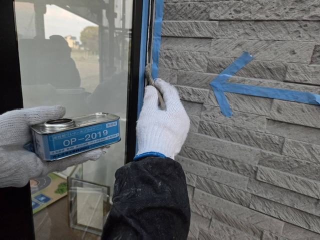 久留米市三潴町H様邸のサッシ周りシーリングのプライマー塗布中