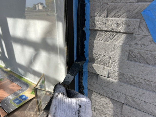 久留米市三潴町H様邸のサッシ周りシーリングのヘラ仕上げ中