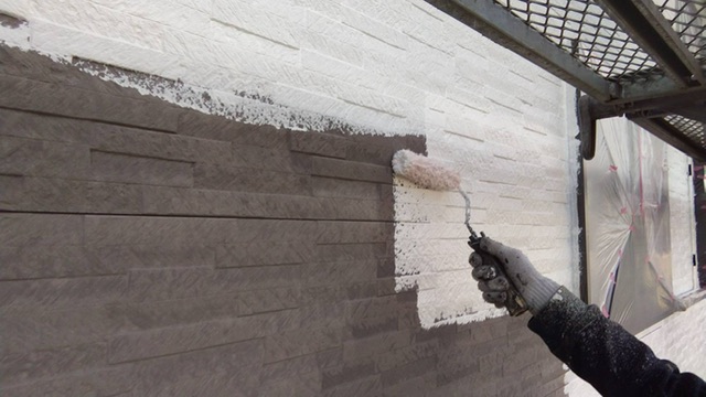 久留米市三潴町H様邸の外壁の下塗り中