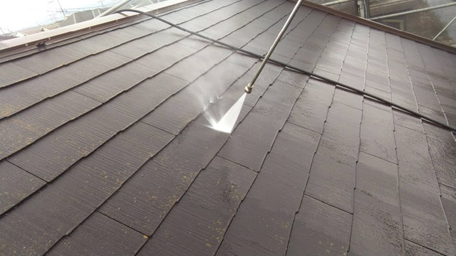 久留米市T様邸の屋根の高圧洗浄中