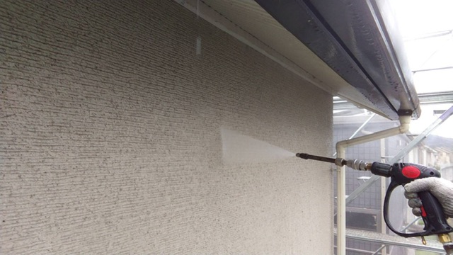 久留米市T様邸の外壁の高圧洗浄中