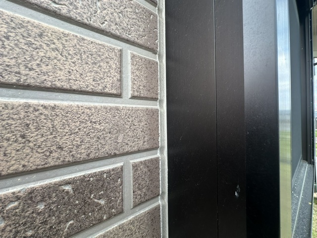 小郡市三国ヶ丘M様邸の施工前のサッシ周りシーリング