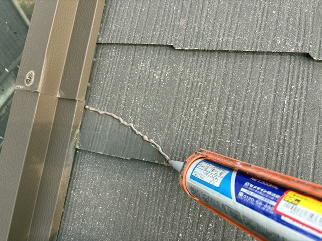 久留米市T様邸の破損した屋根材の補修中