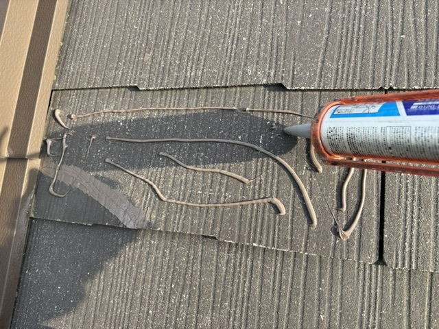 久留米市T様邸の破損した屋根材の接着剤の取り付け中