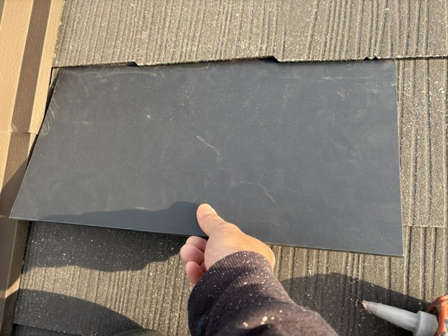 久留米市T様邸の破損した屋根材の屋根板金の取り付け中