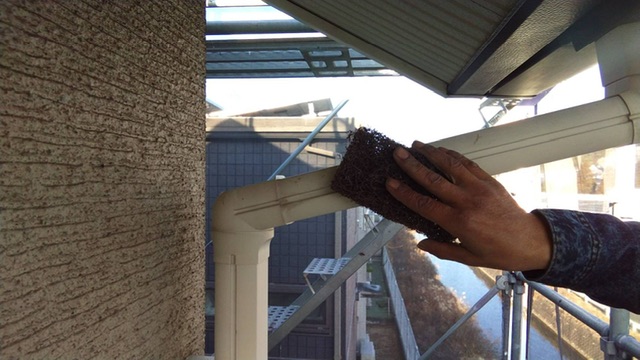 久留米市T様邸の雨樋のケレン掛け中