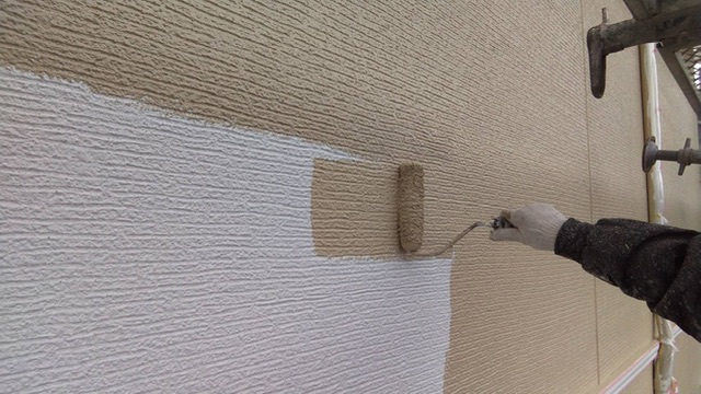 久留米市T様邸の外壁の中塗り中