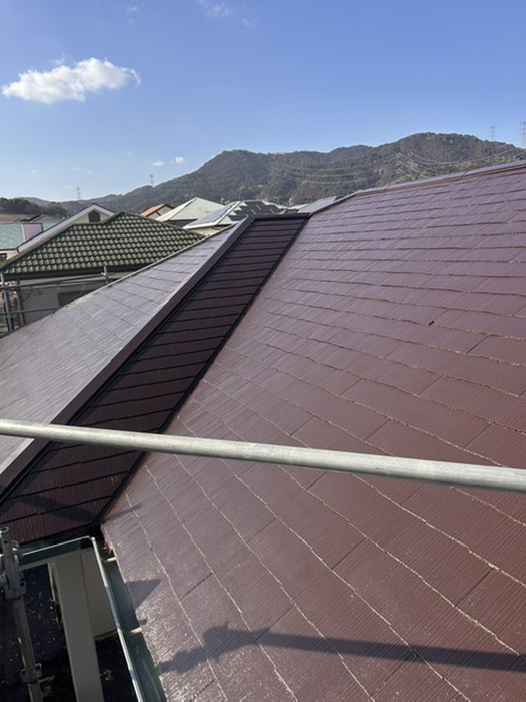 久留米市T様邸の屋根の中塗り後