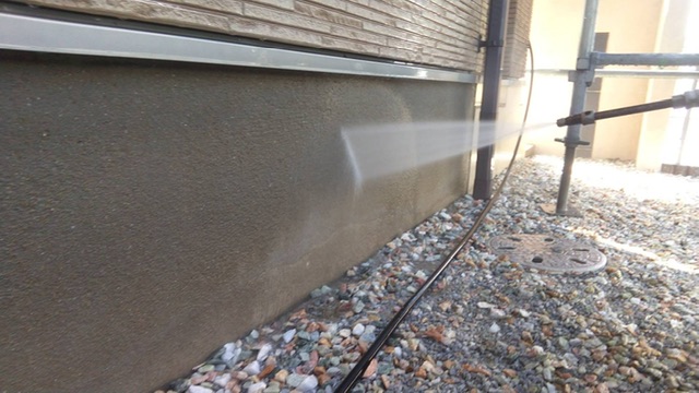 久留米市梅満町F様邸の基礎の高圧洗浄中