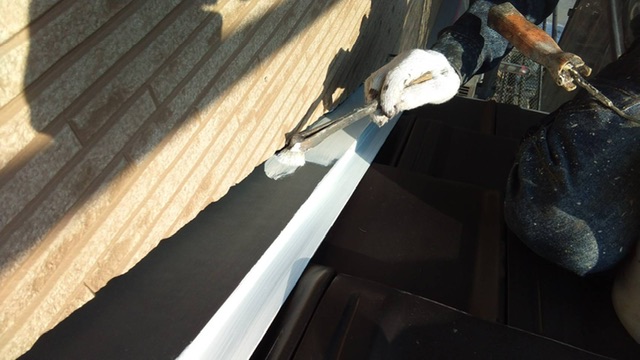 久留米市梅満町F様邸の屋根水切りの錆止め中