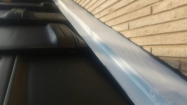 久留米市梅満町F様邸の屋根水切りの錆止め後