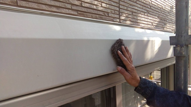 久留米市梅満町F様邸のシャッターボックスのケレン掛け中