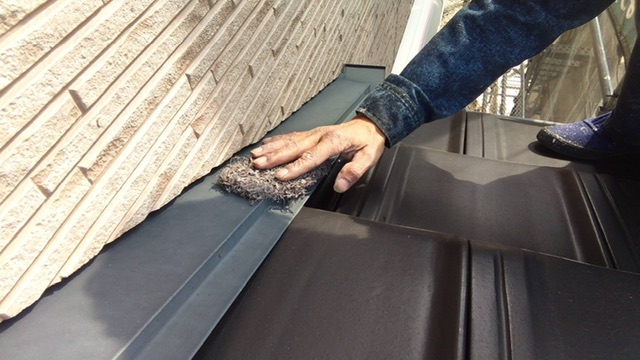 久留米市梅満町F様邸の屋根水切りのケレン掛け中