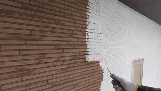 久留米市梅満町F様邸の外壁の下塗り中