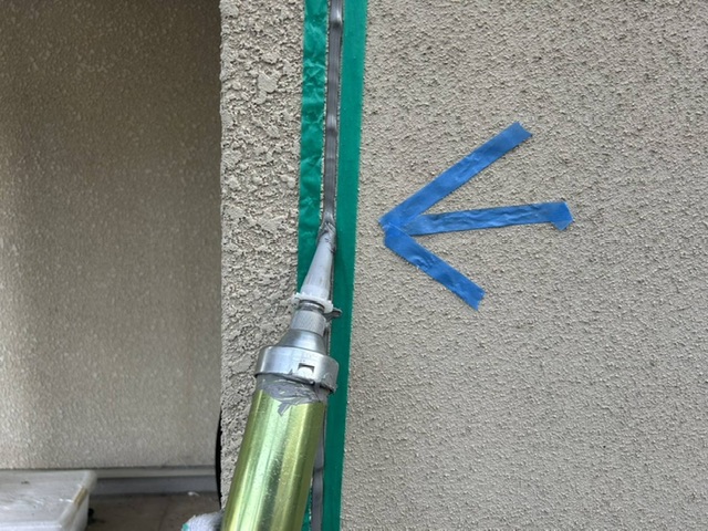 福岡県小郡市-外壁塗装-新シーリング材の充填中-K様邸の場合