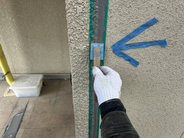 福岡県小郡市-外壁塗装-新シーリング材の充填後のヘラ仕上げ-K様邸の場合