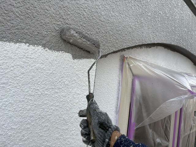 福岡県小郡市-外壁塗装-外壁の中塗り中-K様邸の場合