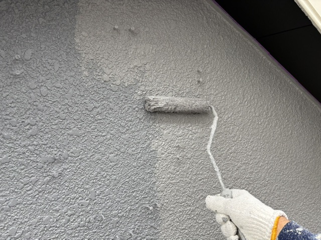 福岡県小郡市-外壁塗装-外壁の上塗り中-K様邸の場合