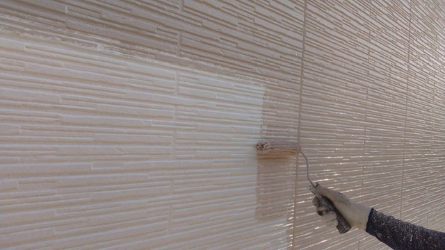 鳥栖市あさひ新町-外壁塗装-外壁の中塗り中②-M様邸